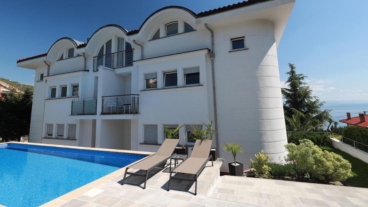 Sea View Apartment In Icici Bagian luar foto