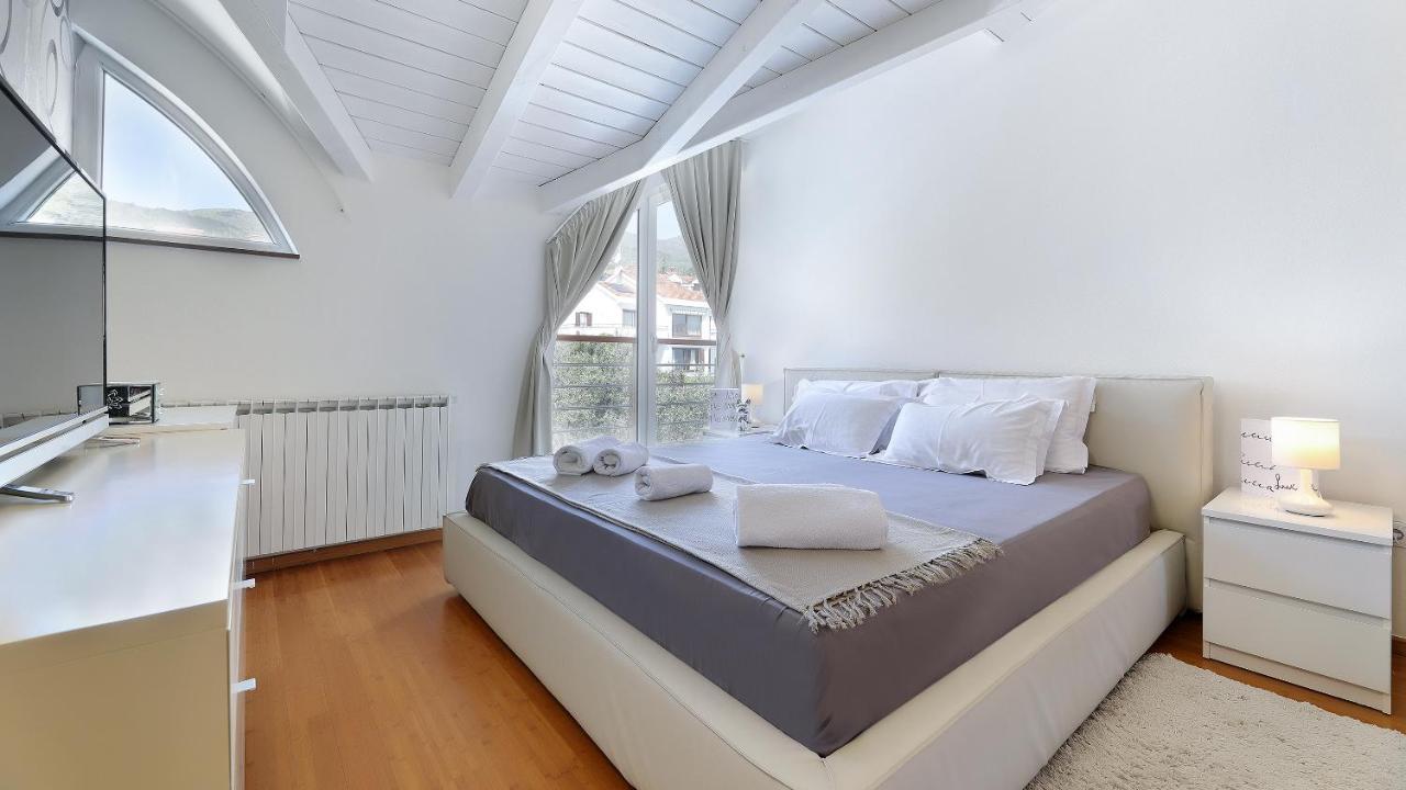 Sea View Apartment In Icici Bagian luar foto