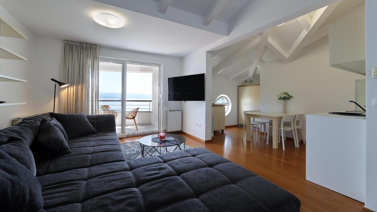 Sea View Apartment In Icici Bagian luar foto