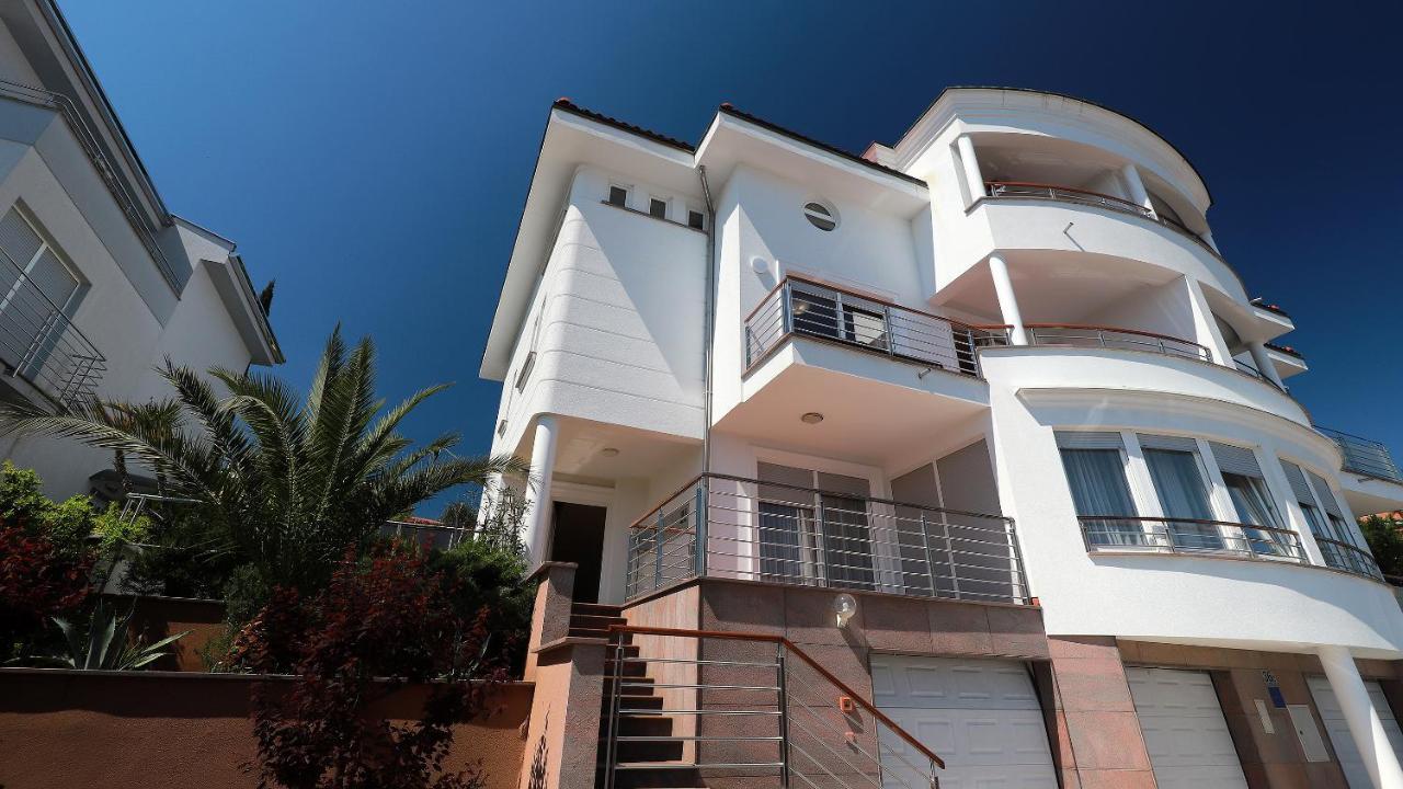Sea View Apartment In Icici Bagian luar foto