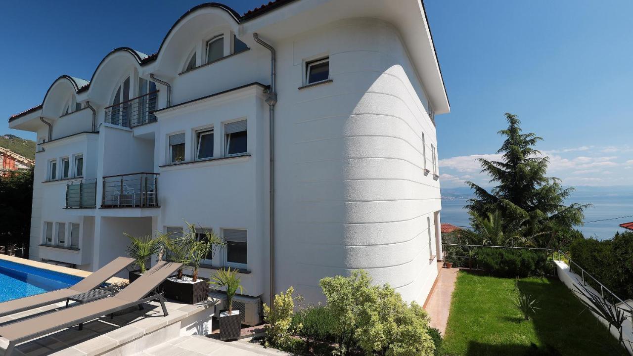 Sea View Apartment In Icici Bagian luar foto