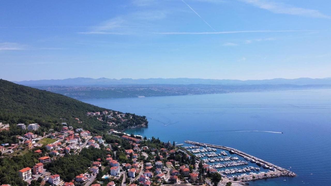Sea View Apartment In Icici Bagian luar foto