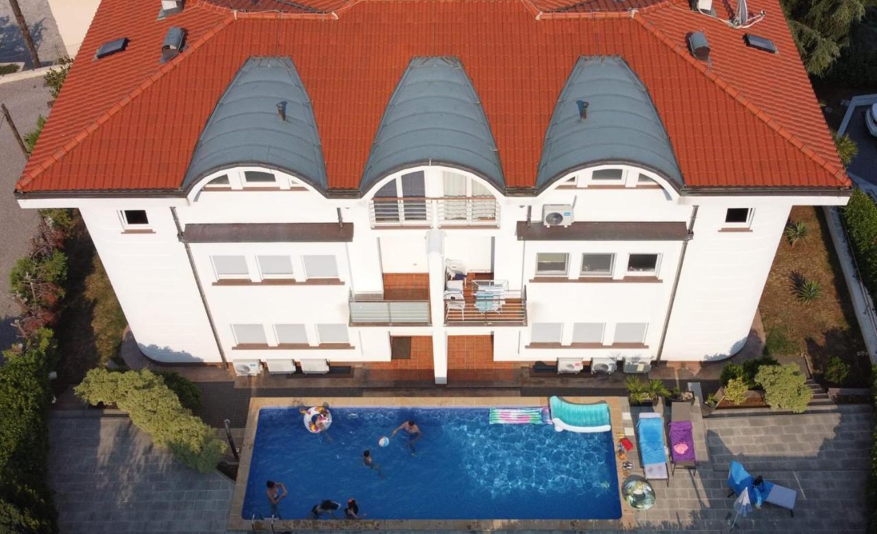 Sea View Apartment In Icici Bagian luar foto